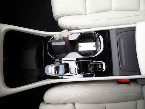 New 2026 Volvo XC40 B5 Plus w/ Protection Package Premier image 20