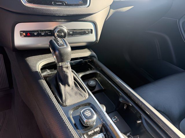 Used 2018 Volvo XC90 T5 Momentum w/ Protection Package Premier AWD/4WD image 18