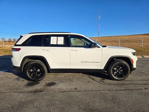 Used 2024 Jeep Grand Cherokee Altitude image 2