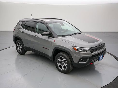 Used 2022 Jeep Compass Trailhawk w/ Sun and Sound Group AWD/4WD image 2