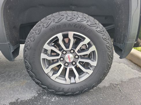 Used 2023 GMC Sierra 1500 AT4 w/ Technology Package AWD/4WD image 7