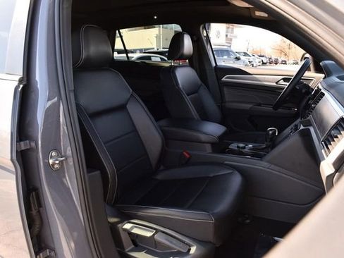 Certified 2022 Volkswagen Atlas Cross Sport SE w/ Panoramic Sunroof Package image 18