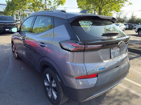 Used 2023 Chevrolet Bolt EUV LT w/ Convenience Package FWD image 4