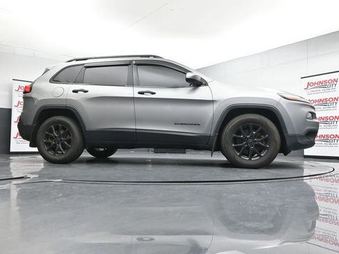 Used 2015 Jeep Cherokee Latitude AWD/4WD image 24