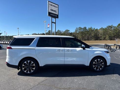 Used 2023 Kia Carnival EX image 3