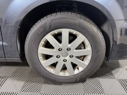 Used 2014 Chrysler Town & Country Touring FWD image 11
