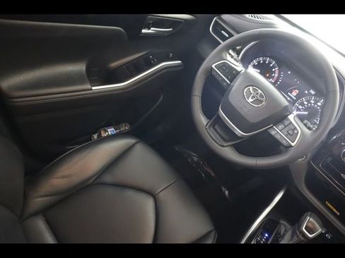 Used 2023 Toyota Highlander XLE FWD image 16