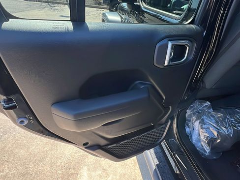 Certified 2025 Jeep Wrangler Sport S image 22