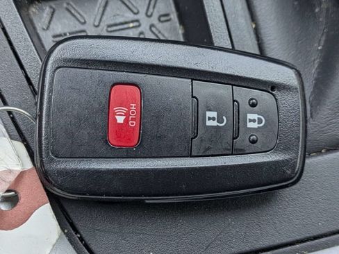 Used 2025 Toyota RAV4 XLE FWD image 28