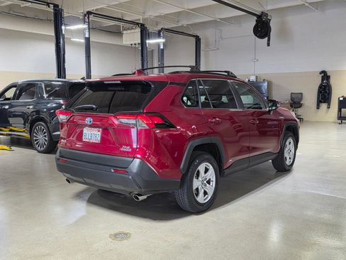 Used 2019 Toyota RAV4 XLE w/ Carpet Mat Package AWD/4WD image 7