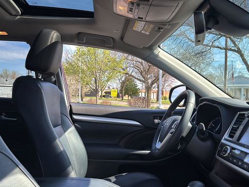 Used 2019 Toyota Highlander XLE image 22