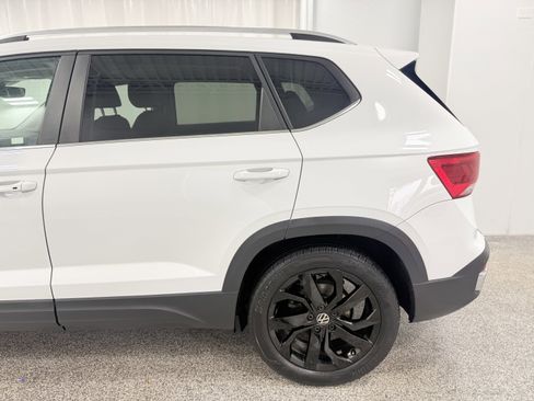 Certified 2022 Volkswagen Taos SE image 5