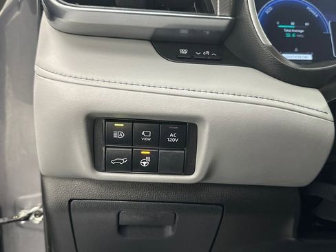 Used 2024 Toyota Highlander Platinum image 31