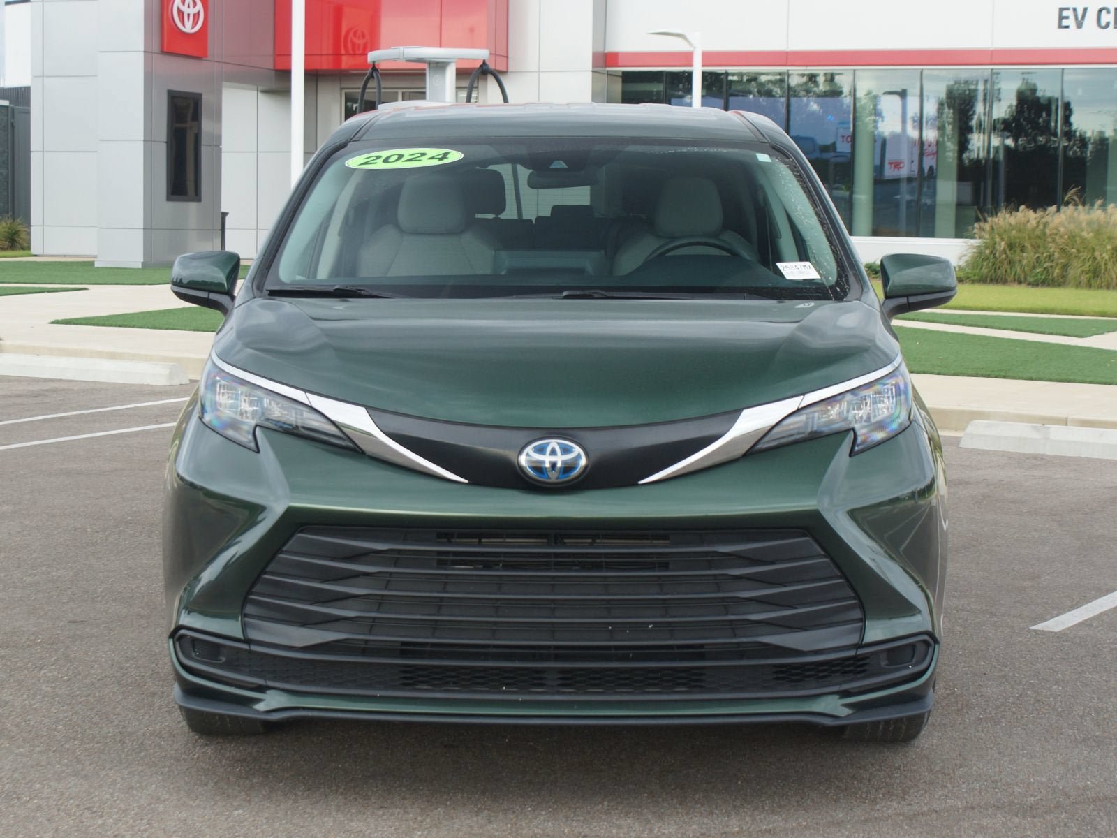 Used 2024 Toyota Sienna LE FWD image 24