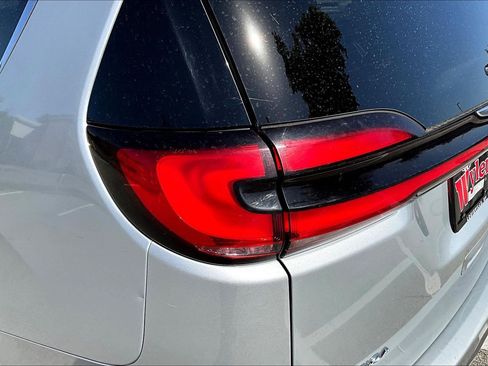Used 2024 Chrysler Pacifica Limited FWD image 20