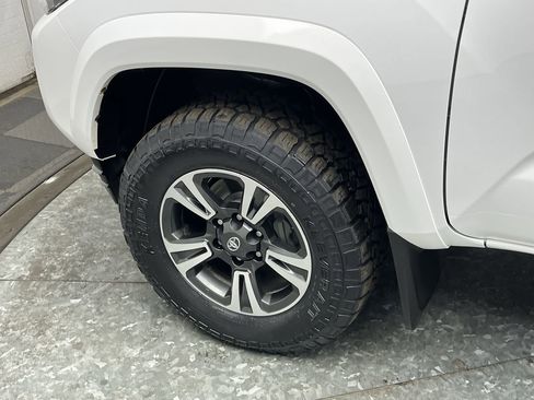 Used 2019 Toyota Tacoma TRD Sport image 31