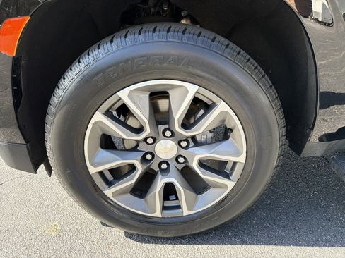 Used 2022 Chevrolet Suburban LT image 11