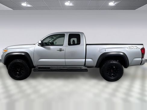 Used 2022 Toyota Tacoma SR5 image 2