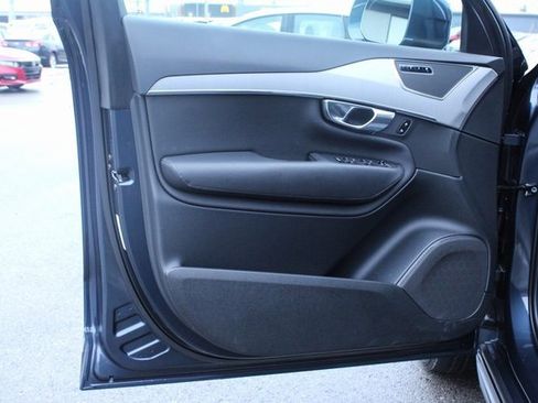 Used 2025 Volvo XC90 B5 Core image 10