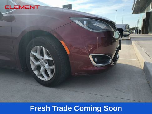 Used 2017 Chrysler Pacifica Touring Plus w/ Tire & Wheel Group FWD image 5