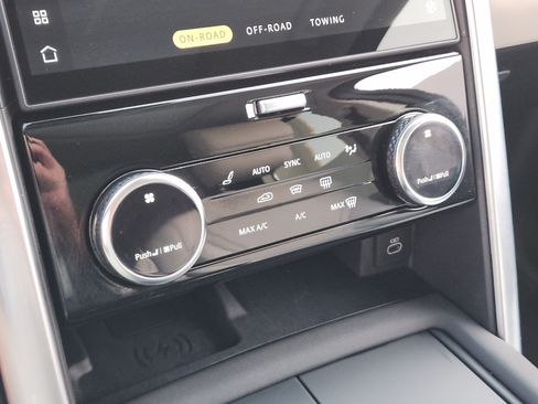 Used 2025 Land Rover Discovery S AWD/4WD image 15