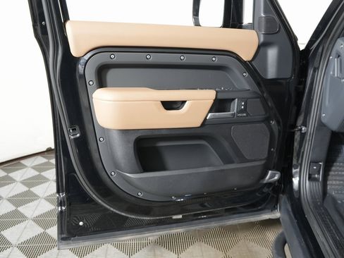 Used 2025 Land Rover Defender 130 X-Dynamic SE image 16