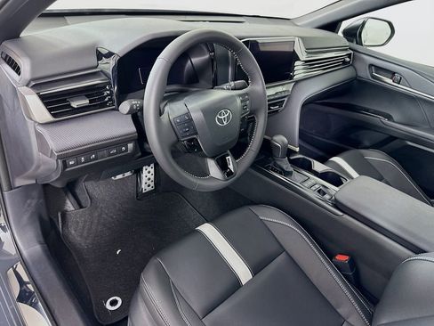 Used 2025 Toyota Camry SE image 9