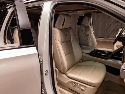 Used 2025 Cadillac Escalade Sport Platinum AWD/4WD image 28