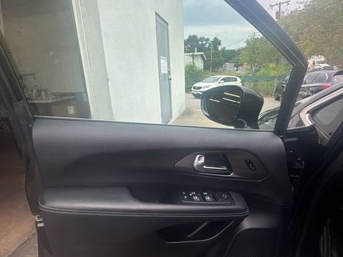 Used 2025 Chrysler Pacifica Select FWD image 11