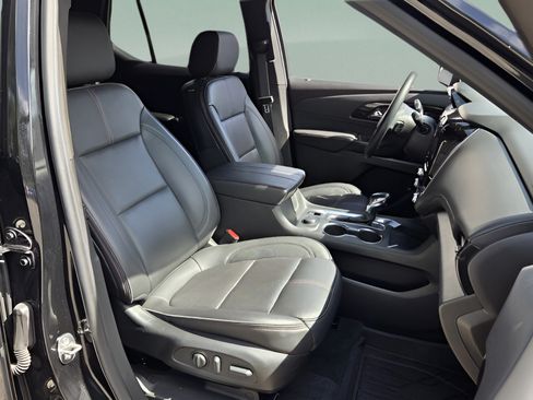 Used 2022 Chevrolet Traverse RS FWD image 15