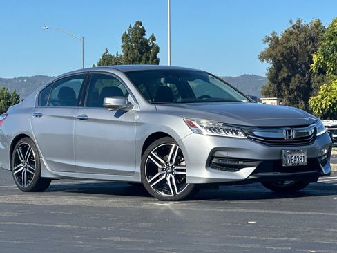 Used 2017 Honda Accord Touring image 2