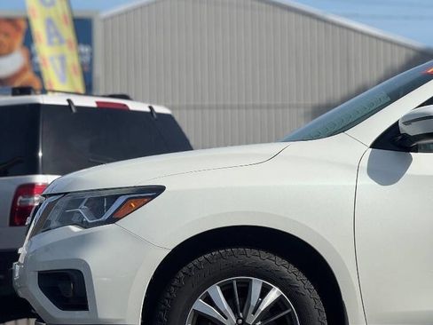 Used 2018 Nissan Pathfinder SV image 19