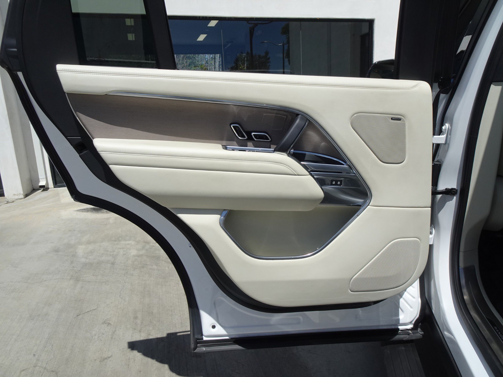 Used 2023 Land Rover Range Rover Long Wheelbase SE AWD/4WD image 25