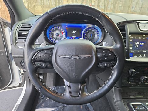 Used 2023 Chrysler 300 C image 16