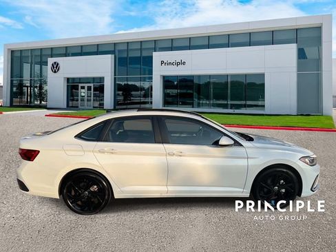 Used 2026 Volkswagen Jetta SE FWD image 5