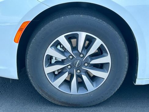 Used 2023 Chrysler Pacifica Touring-L FWD image 12