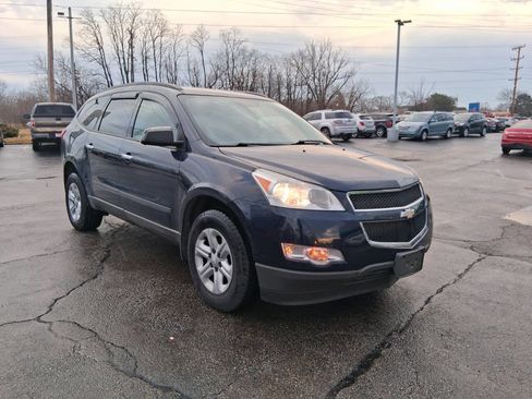Used 2010 Chevrolet Traverse LS image 3