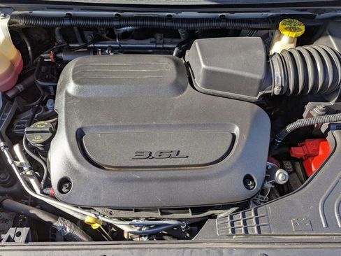 Used 2021 Chrysler Pacifica Limited w/ Uconnect Theater Family Group image 26