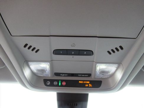 Used 2024 GMC Terrain SLT w/ Tech Package image 25