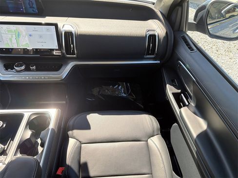 Used 2025 Ford Expedition Platinum image 17