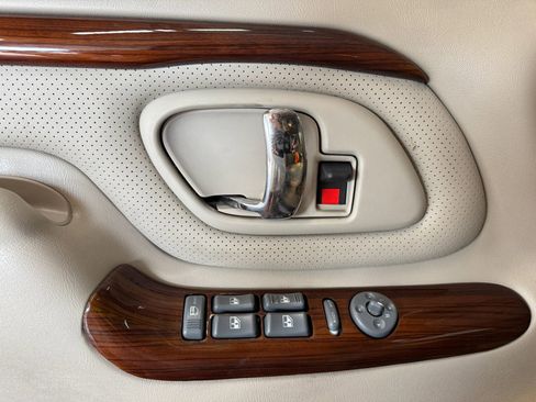Used 2000 Cadillac Escalade Luxury image 14