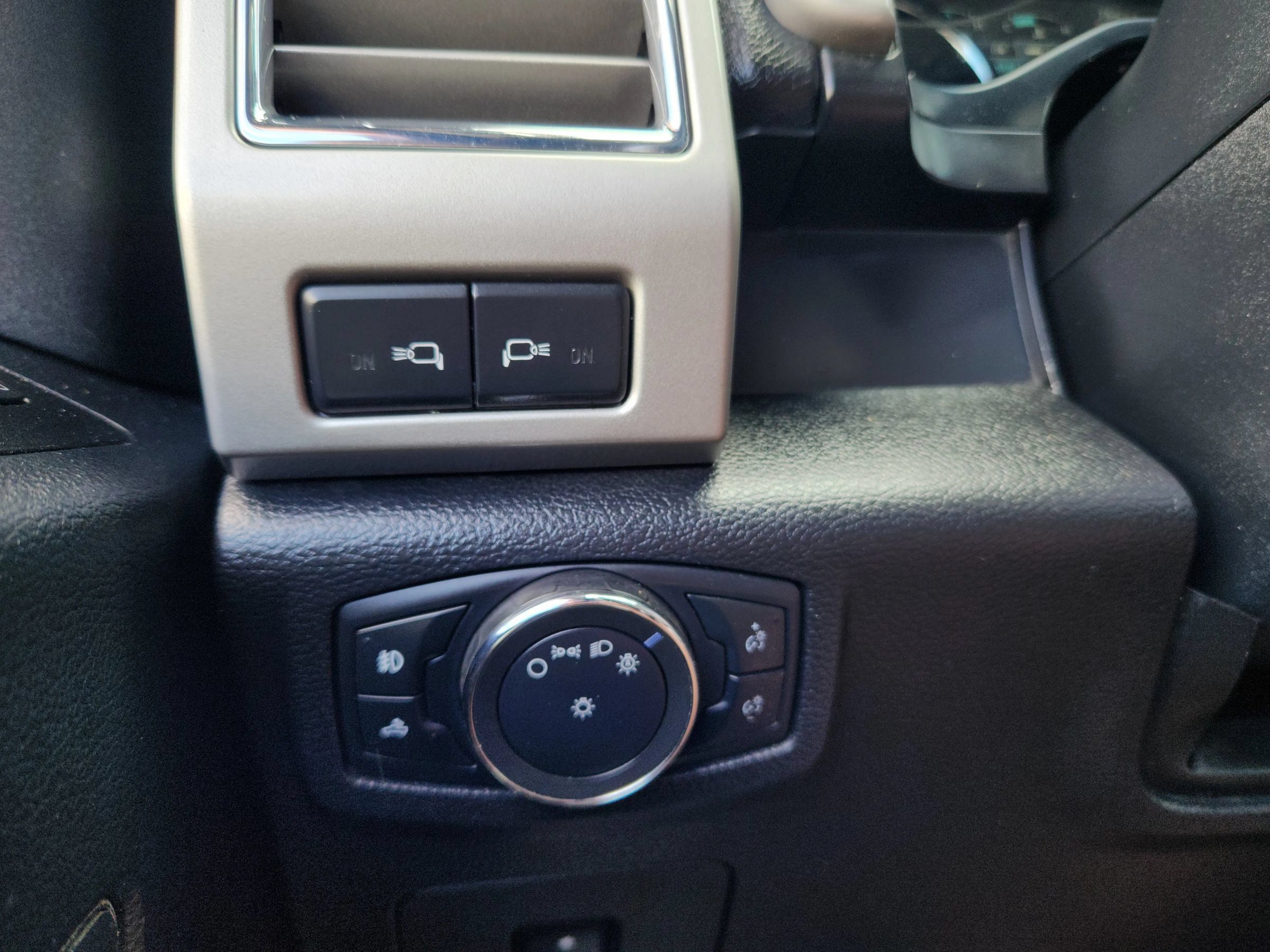 Used 2016 Ford F150 Lariat w/ Equipment Group 502A Luxury AWD/4WD image 9