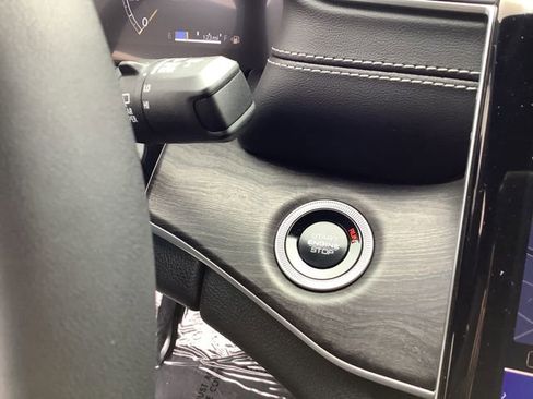 Used 2024 Jeep Grand Cherokee L Limited w/ Luxury Tech Group II image 16