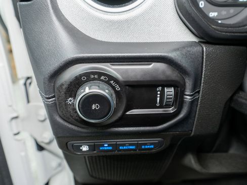 Used 2025 Jeep Wrangler Sahara image 30