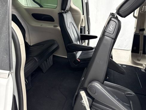Used 2023 Chrysler Pacifica Touring-L FWD image 33