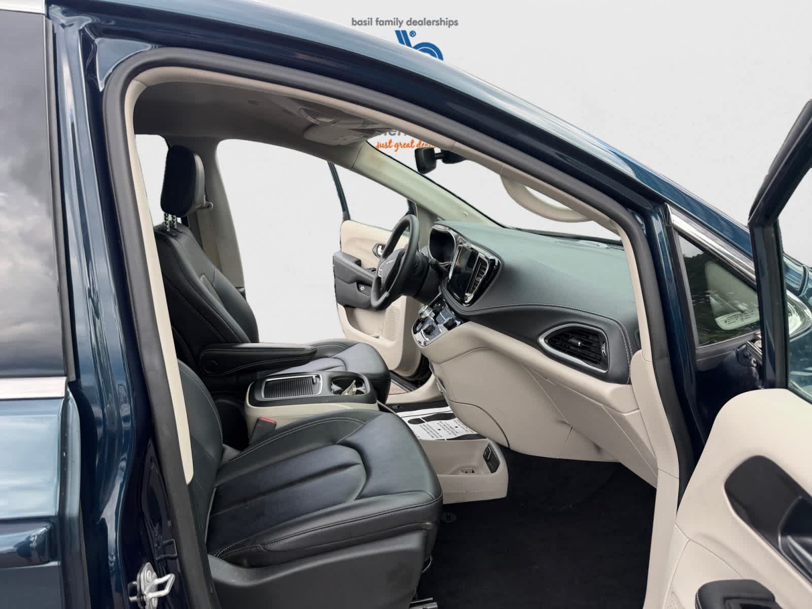 Used 2024 Chrysler Pacifica Limited FWD image 21
