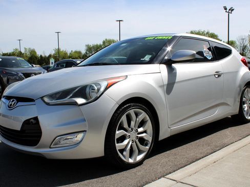 Used 2012 Hyundai Veloster w/ Style Pkg image 3
