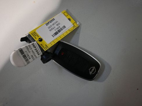 Used 2025 Nissan Rogue SV image 14