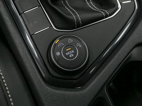 Certified 2022 Volkswagen Tiguan SE R-Line image 43