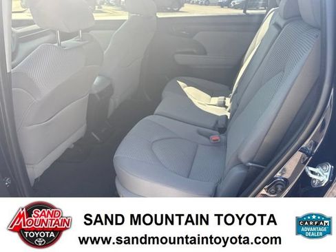 Used 2023 Toyota Highlander LE AWD/4WD image 14